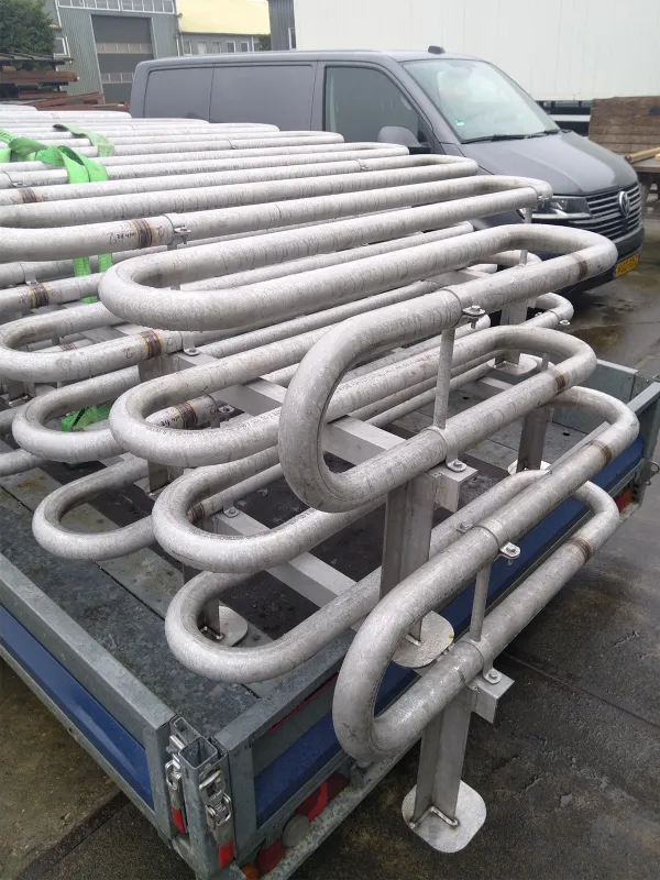 Gebogen RVS-buizen op de aanhanger, klaar voor transport